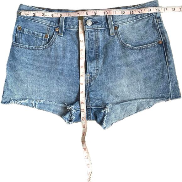 LEVI’S 501 Mid Rise Cut Off Denim Jean Shorts SZ 30 Closet Staple Festival Boho - Picture 6 of 7